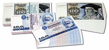 100er Hundertmarkscheine D-Mark- und Ostmark-Stapel je 100 Blatt